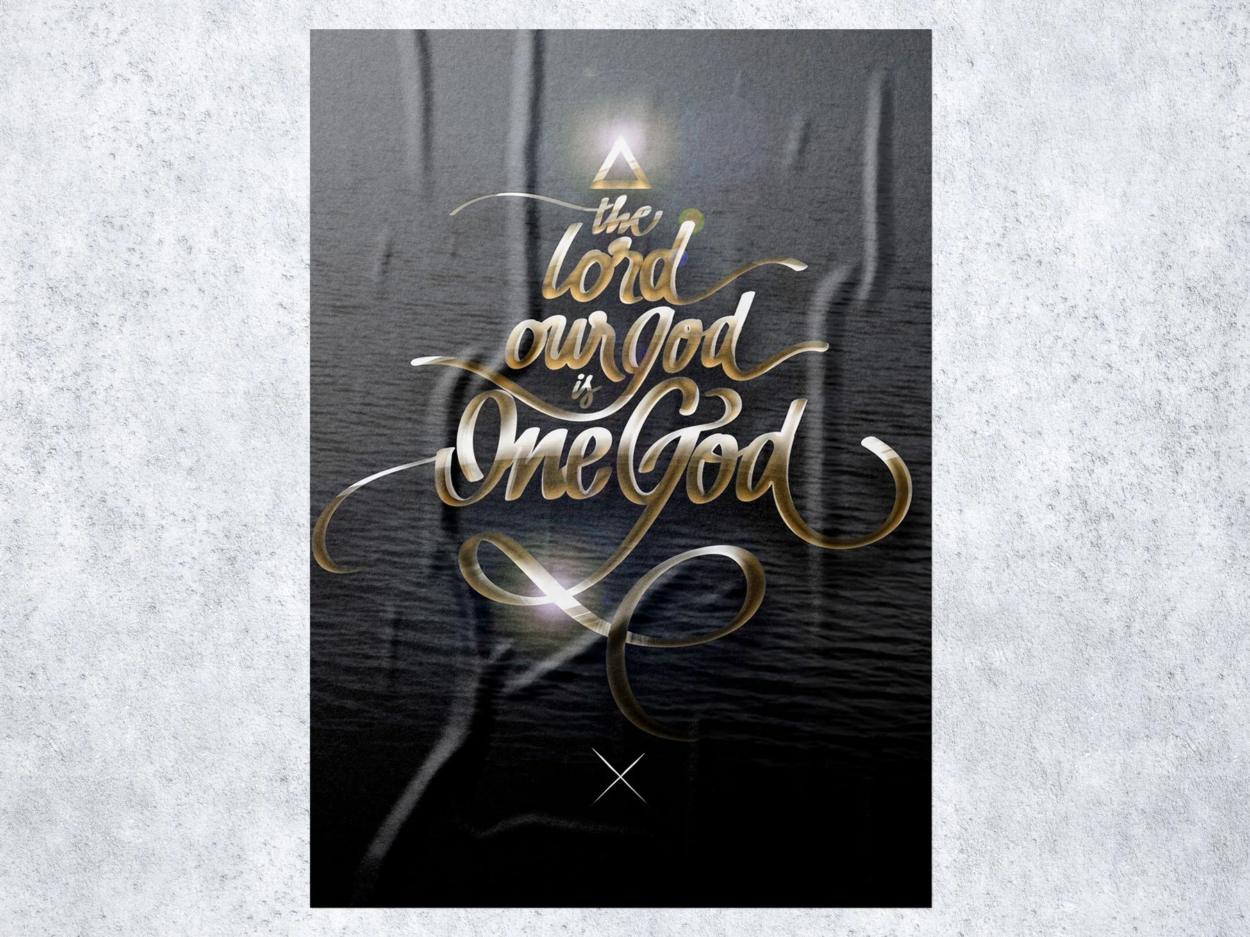 Lettering The Lord our God is One God sobre fotografía de agua